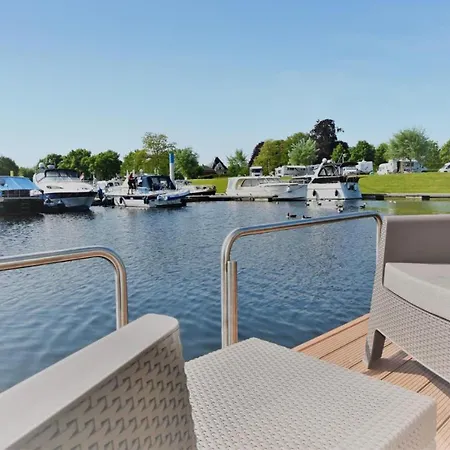 House Boat Statia Úszó hotel