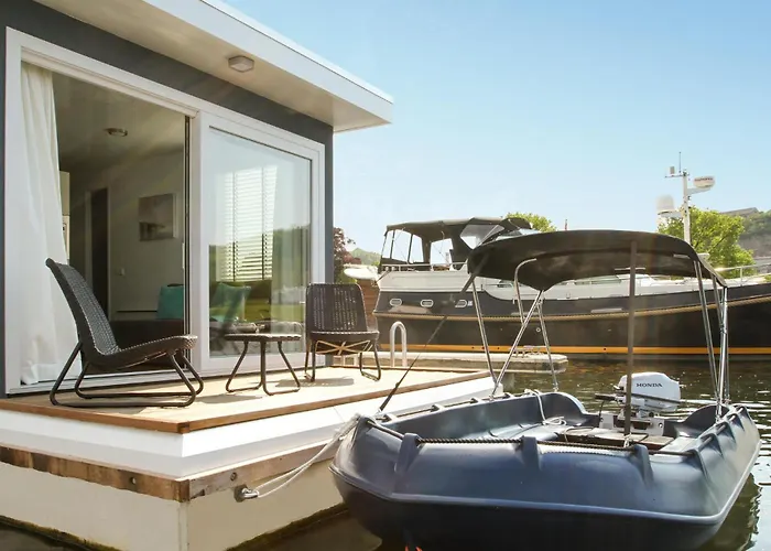 Botel House Boat Statia