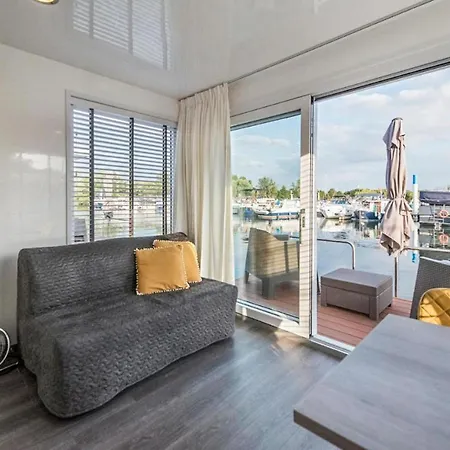 House Boat Statia ספינת מלון 4*