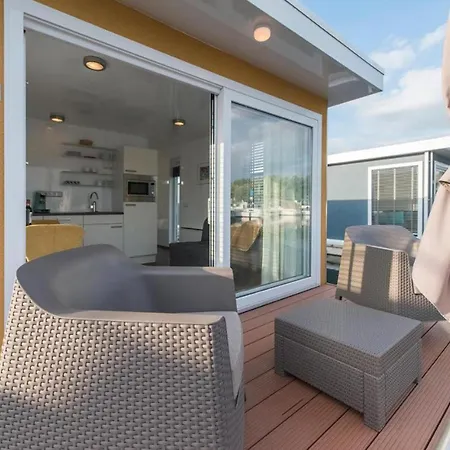 House Boat Statia ספינת מלון 4*